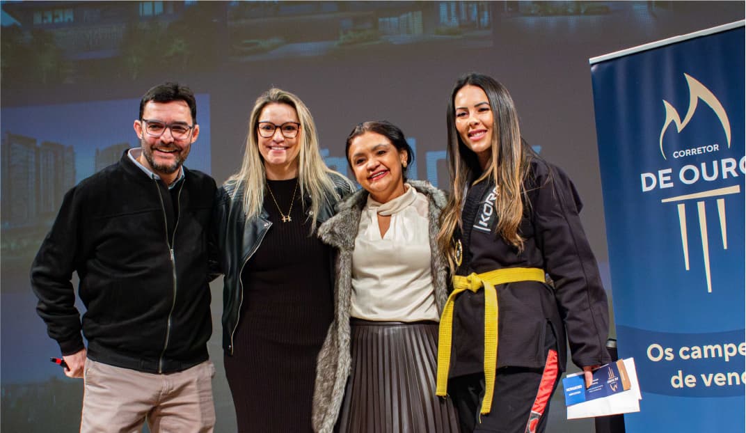 Heitor Guimarães (Diretor Comercial da Melnick) e&nbsp;Letícia Hentschke (Gerente Comercial) com uma das ganhadoras do voucher.